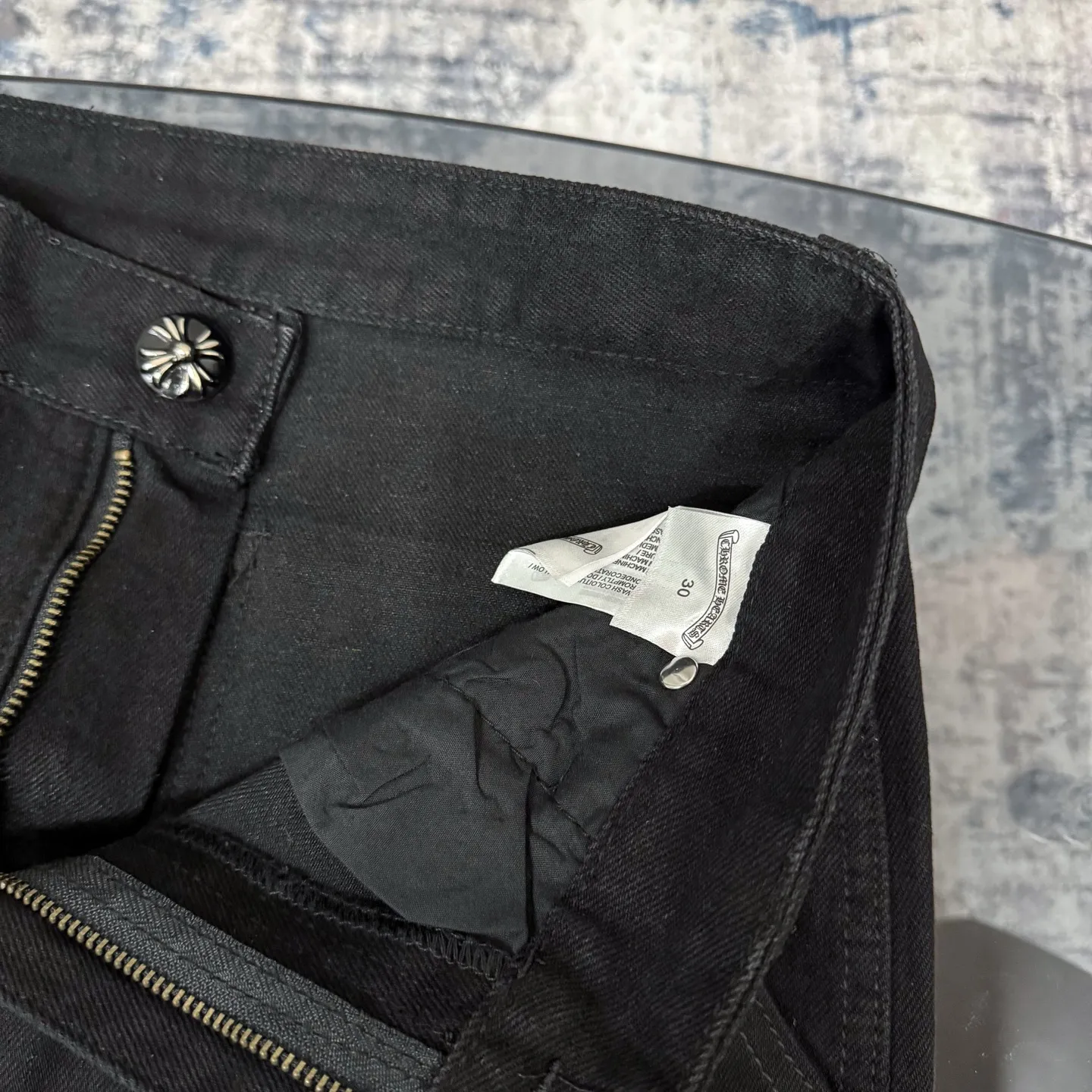 P260 Chrome Hearts Chrome Hearts black multi-element graffiti overalls Chrome Hearts clothing creative director Mattyboy Mattyboy, whose real name is Matt DiGiacomo, is a graffiti artist with a non-school background. He started to serve as the creative director of the Chrome Hearts clothing series in 2018. Since then, Chrome Hearts, which has been injected with young blood, has become popular again. Popular clothing and leather goods, especially the vintage trousers modified product line, must be pre-ordered in stores around the world. Especially patterns like Checker Ball, Checker Eyes and Smiling Lips. The fictional record company logo "SexRecords" often appears in his works, forming his unique style. "I hate humanity, but I love art. Before the end of my life, I just want to do my best to create." ----Matty Boy Mattyboy and vrigil Abloh are also very close. They are both ICONs who bring street culture into luxury accessories. Via.MattyBoy90 (IG) Size: 28/30/32/34/36 Waist: 69/74/79/84/89 Knee circumference: 50/51.5/53/54.5/56 Pants length: 102/104/106/108/110